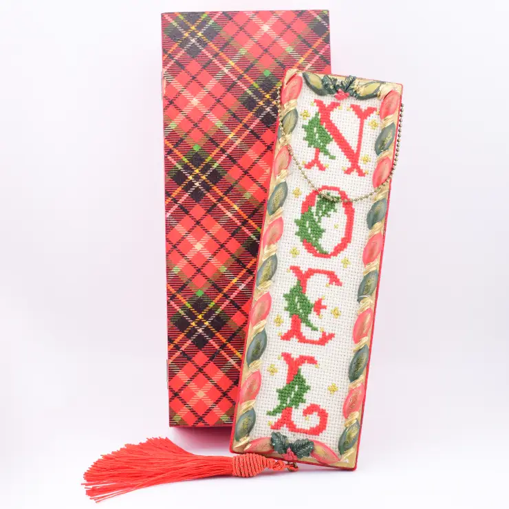 Wooden box with cross stitch ornament 'Noël'.